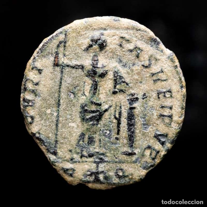 Monedas Imperio romano: Constante cesar AE medio Follis. SECVRITAS REIPVP / RTQ
