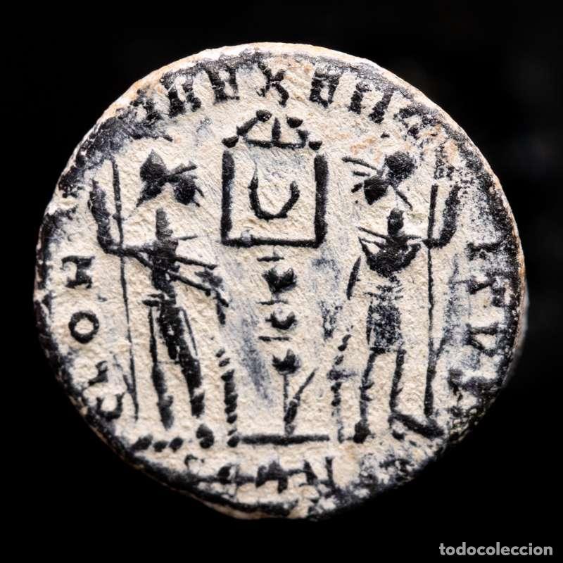 Monedas Imperio romano: Constante - Follis. Arles. GLORIA EXERCITVS Creciente en banner