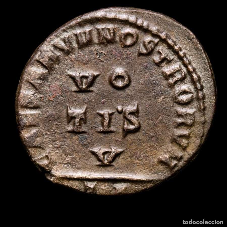 Monedas Imperio romano: Crispo (316-326 dC) follis. Arles CAESARVM NOSTRORVM VO TIS V / TA