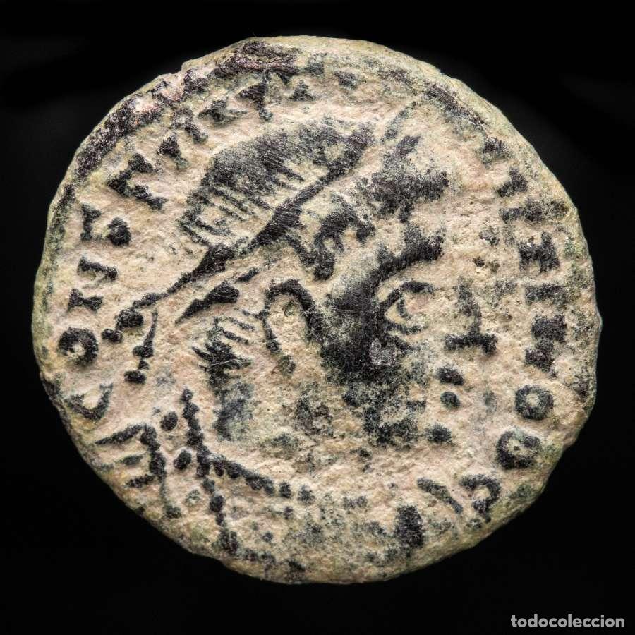 Monedas Imperio romano: Constancio II 324-337 dC Follis Lugdunum GLORIA EXERCITVS (4508)