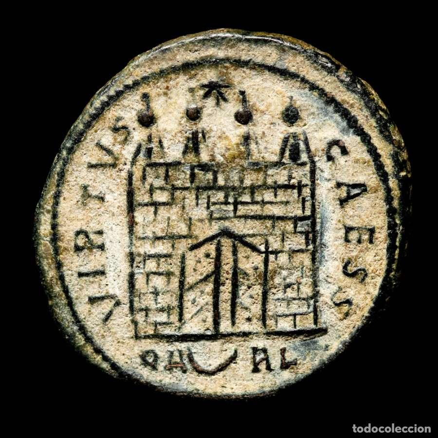 Monedas Imperio romano: Constancio II - follis. Arles. QA creciente RL. Puertas abiertas.