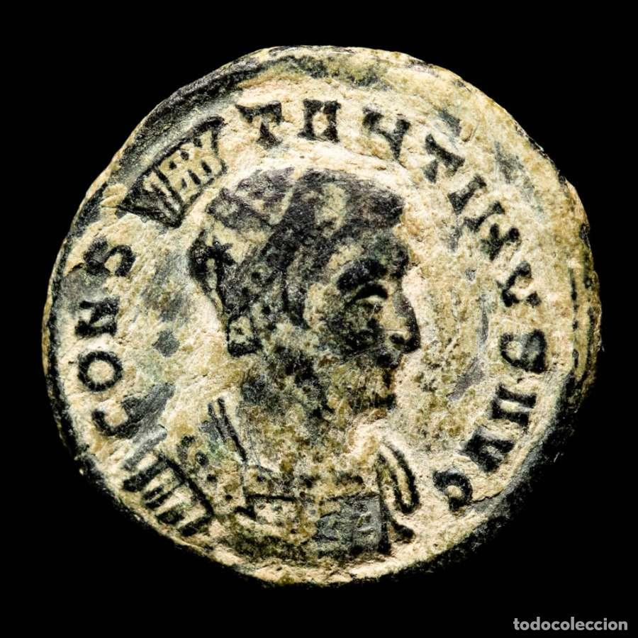 Monedas Imperio romano: Constantino I - Follis con casco. Lugdunum - Cautivos en exergo