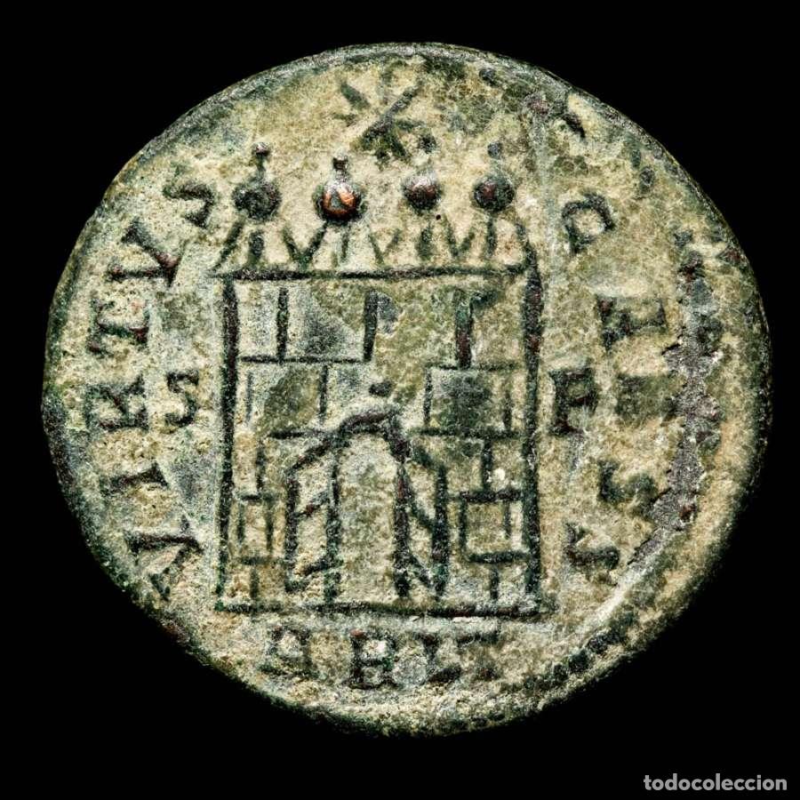 Monedas Imperio romano: Constantino II, follis Arles VIRTVS AVGG S-F ARLP Puertas abiertas