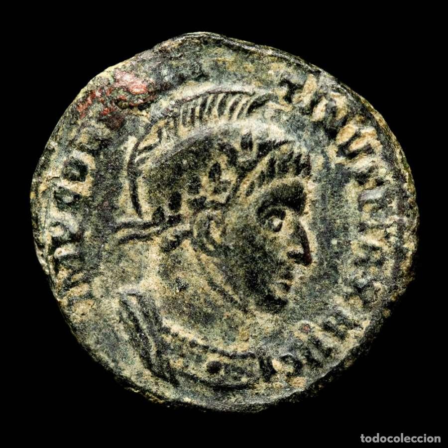 Monedas Imperio romano: Constantino I - Follis - Dos Victorias Estrella en altar (4536)