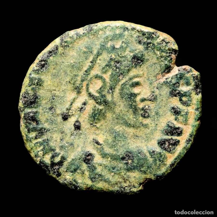 Monedas Imperio romano: Valentiniano II - Nummus de Arles - VICTORIA AVGGG / PCON