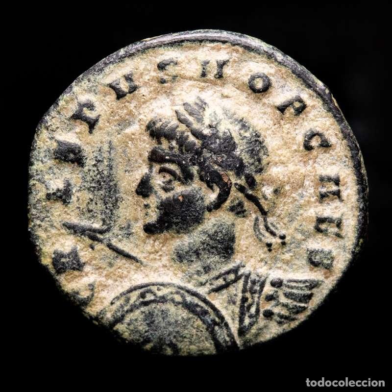 Monedas Imperio romano: Crispo - AE follis. Aquileia. VIRTVS EXERCIT. VOT XX / AQP.