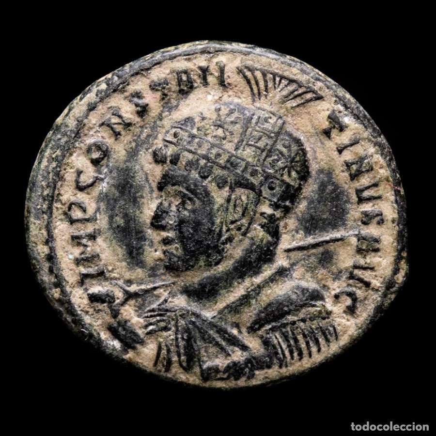 Monedas Imperio romano: Hermoso Constantino I, casco decorado. Ticinum. C en altar / PT