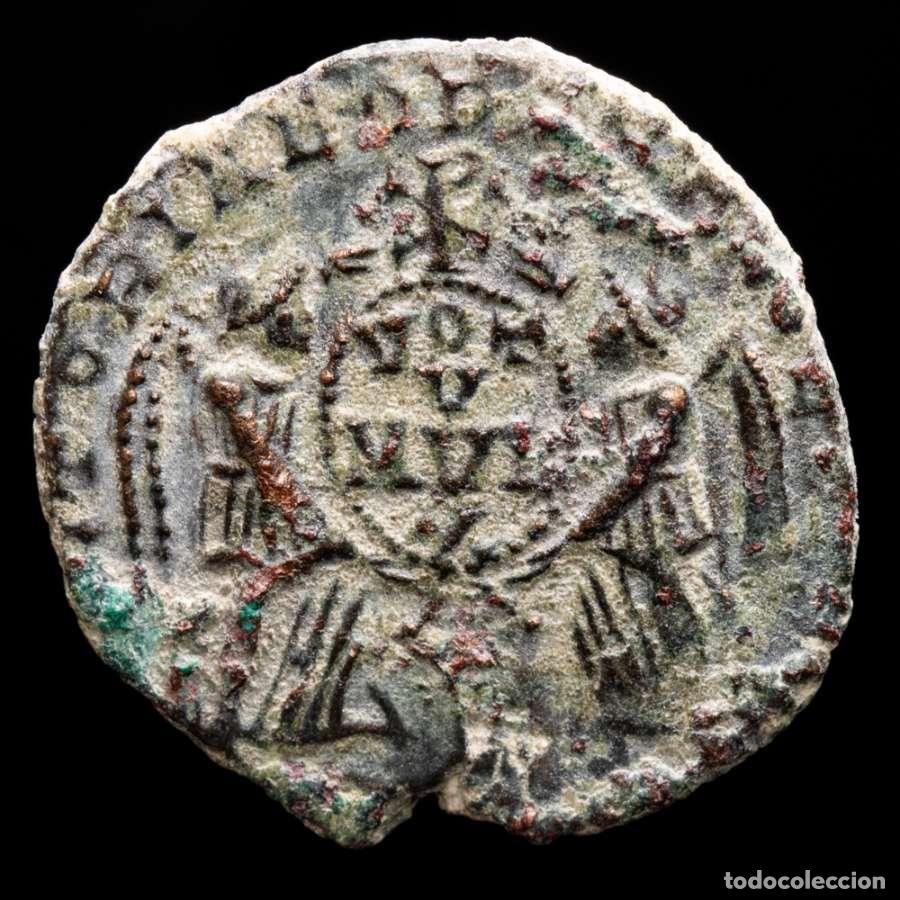 Monedas Imperio romano: Decencio Cesar - &AElig; Maiorina. Victorias, Cristograma ☧ 350-353 dC.