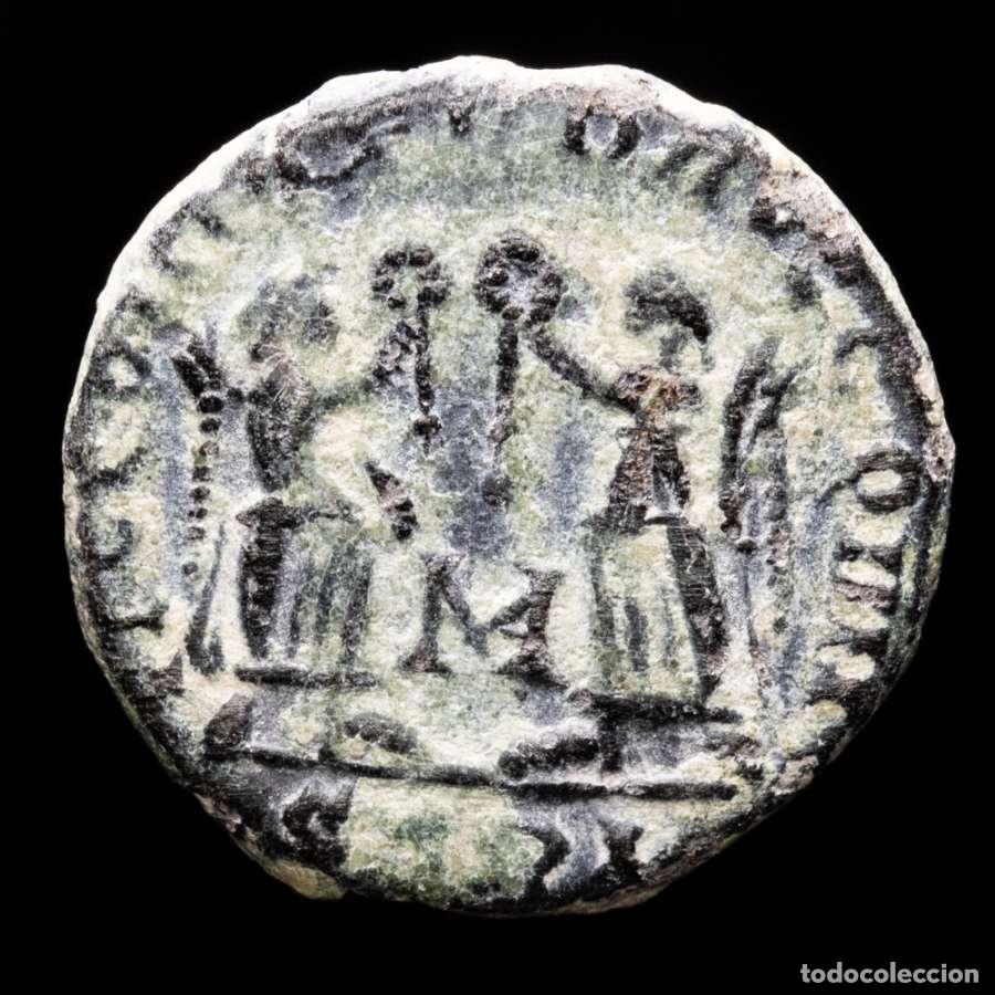 Monedas Imperio romano: Constante, Medio Follis, Arles VICTORIAE DD AVGGQ NN MA / SARL