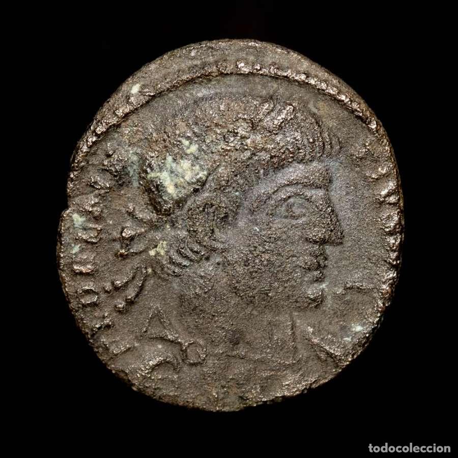 Monedas Imperio romano: Delmacio. &AElig; 1/2 Follis. GLOR-IA EXERC-ITVS Chi Rho (☧). Arles.