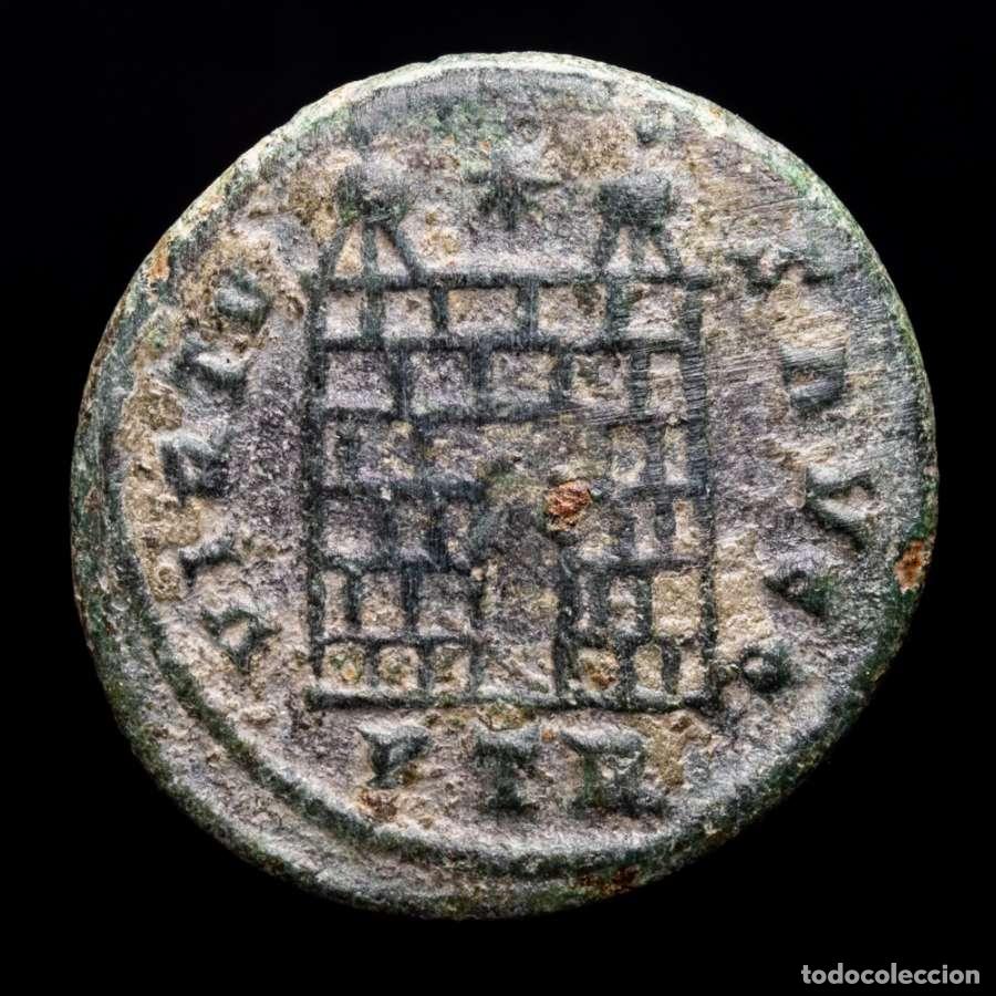 Monedas Imperio romano: Constantino I Follis de estilo barbaro VIRTVS AVGG / PTR.