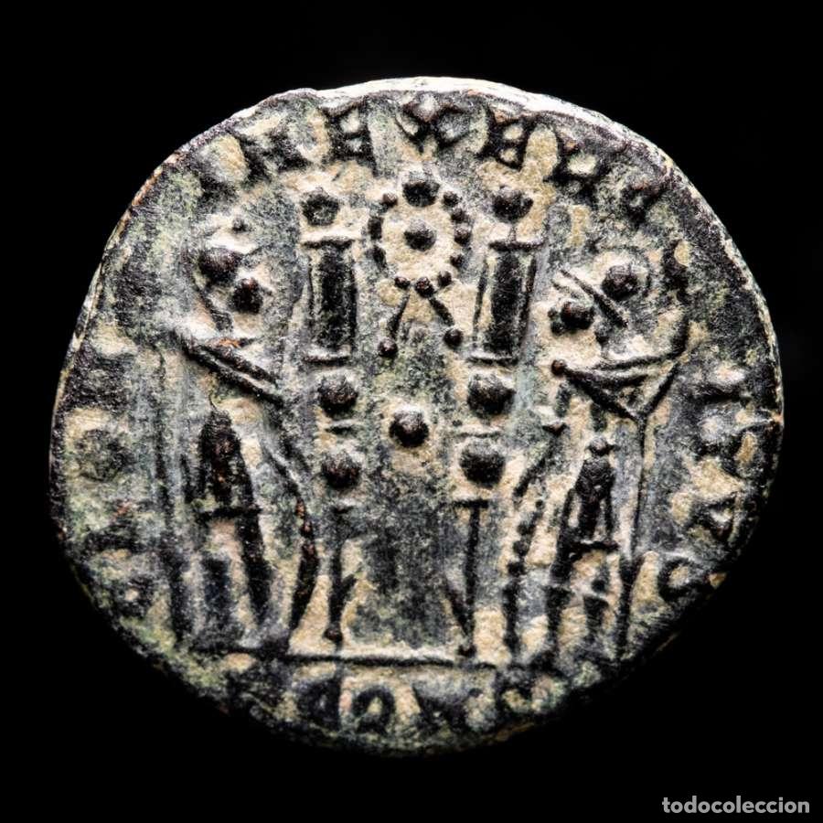 Monedas Imperio romano: Constantino II follis. Arles. GLORIA EXERCITVS /guirnalda//PCONST.