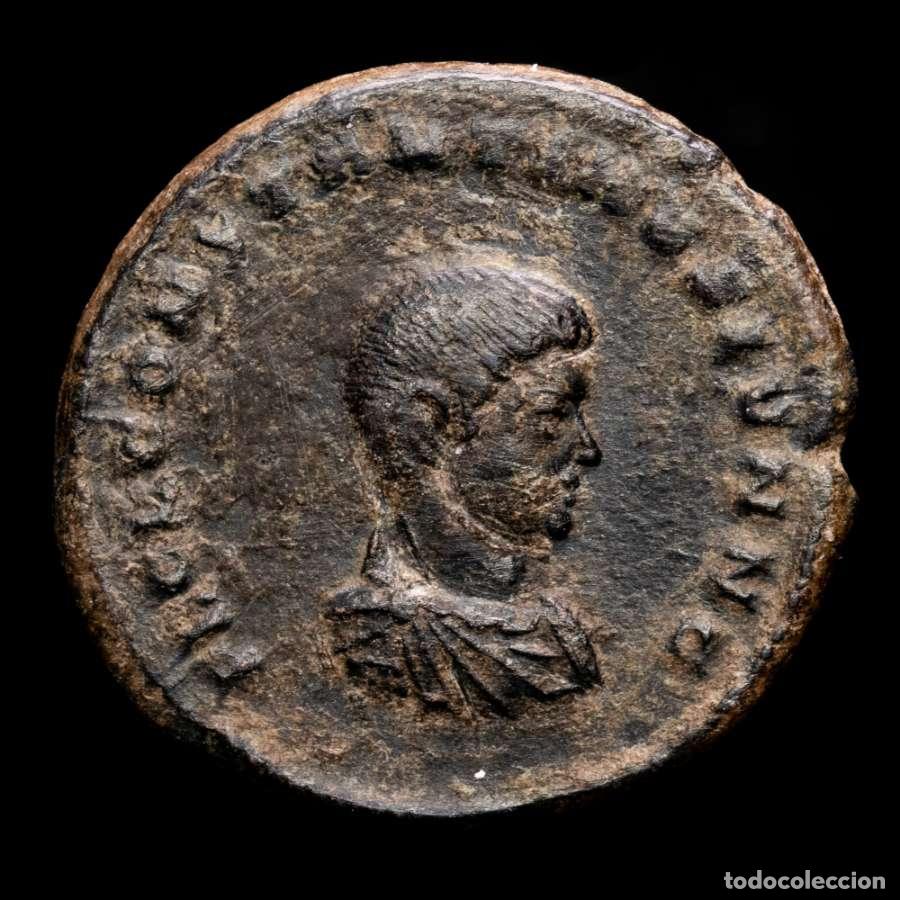 Monedas Imperio romano: Constantino II - Follis - Trier. CLARITAS REIPVBLICAE F-T / ATR Sol