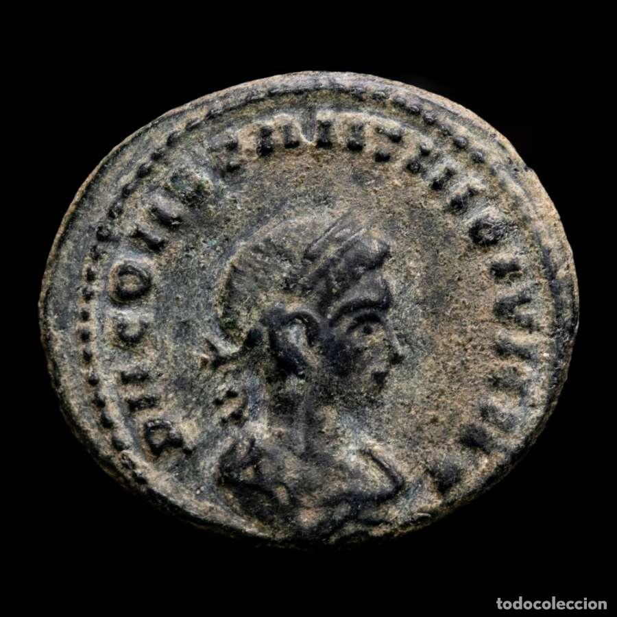 Monedas Imperio romano: Constantino II follis. Lugdunum. Cautivos. VOT XX A-S / PLG. Escaso