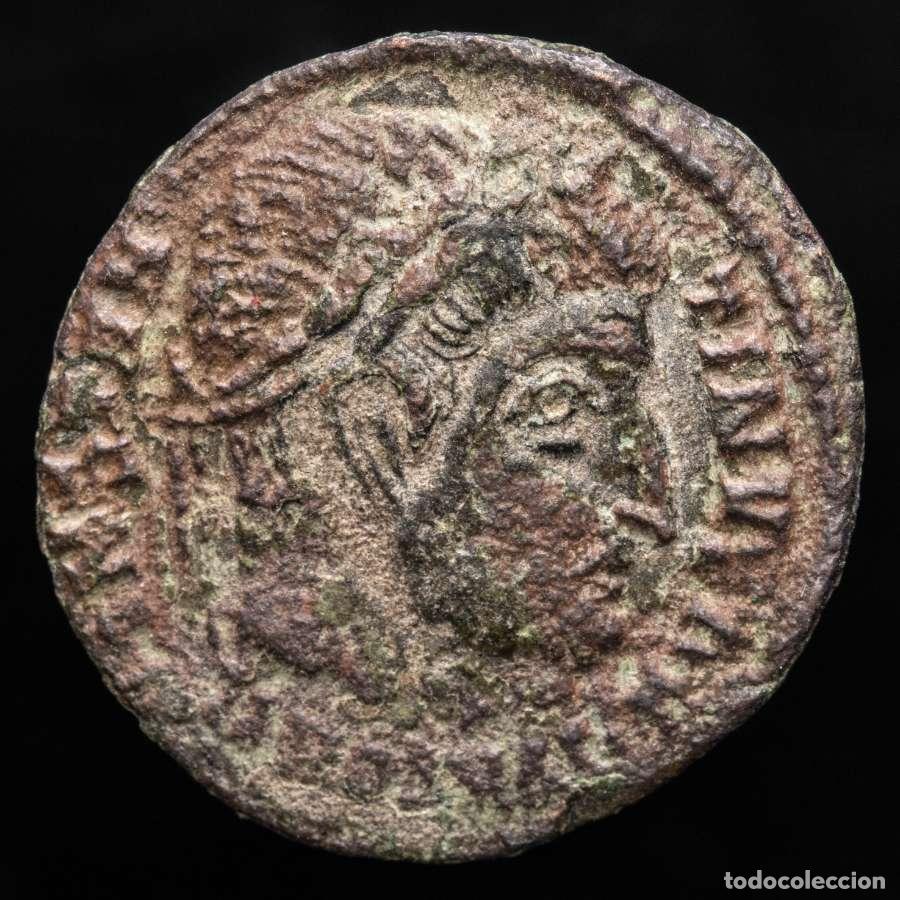 Monedas Imperio romano: Constantino I, VIRTVS AVGG Puerta de campamento, estilo barbaro