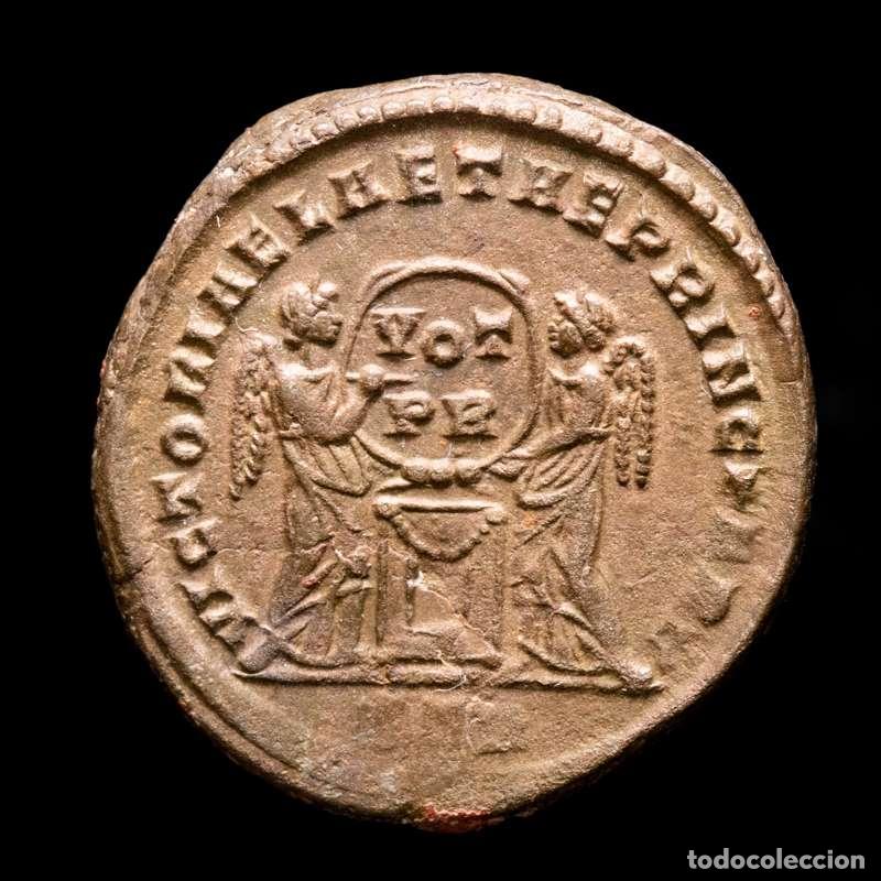 Monedas Imperio romano: Constantino I - Follis, Trier - VICTORIAE LAETAE / STR (3253)