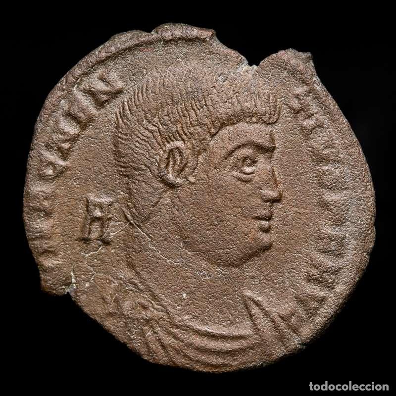 Monedas Imperio romano: Magnencio. Maiorina Arles FSAR. VOT V MVLT X. Dos victorias