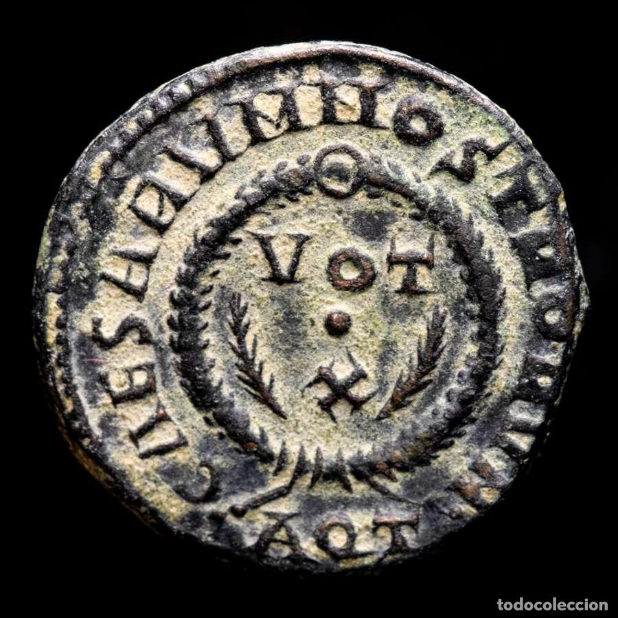 Monedas Imperio romano: Constantino II follis. Aquilea. CAESARVM NOSTRORVM / AQT Muy rara.