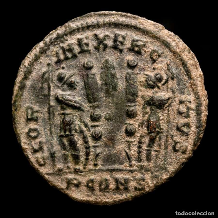 Monedas Imperio romano: Constantino I. Follis. Arles. GLORIA EXERCITVS Lanza / PCONST