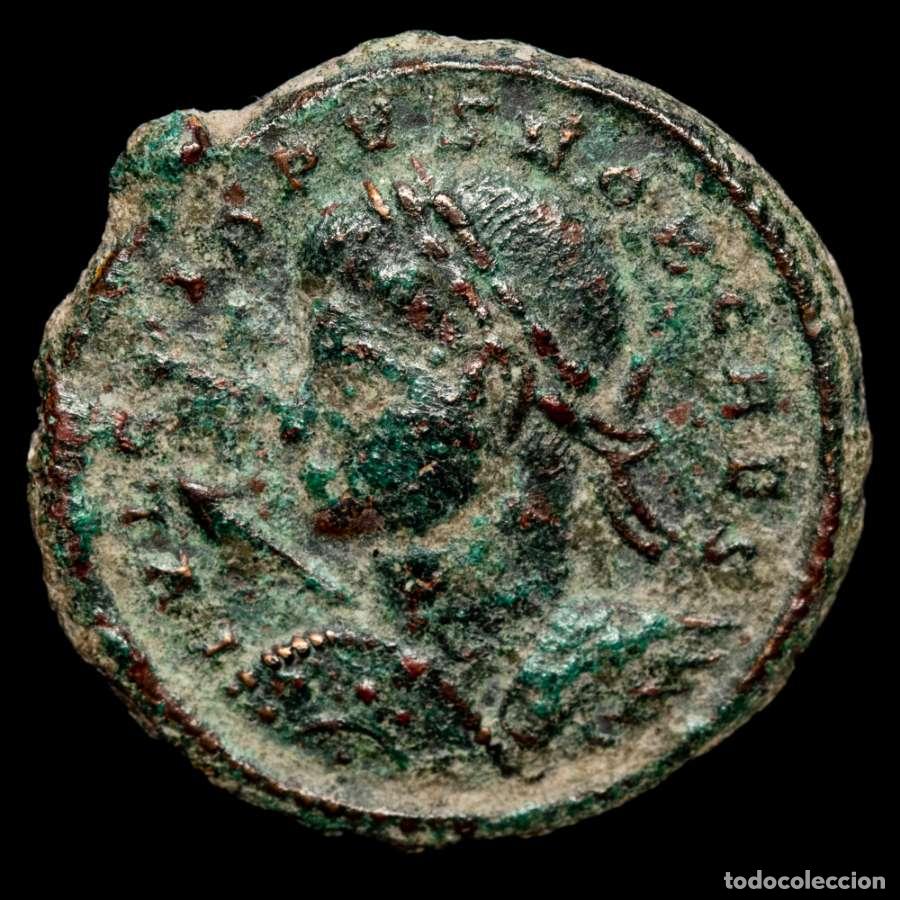 Monedas Imperio romano: Crispo, portando lanza y escudo, follis. BEATAS TRANQVILLITAS//STR