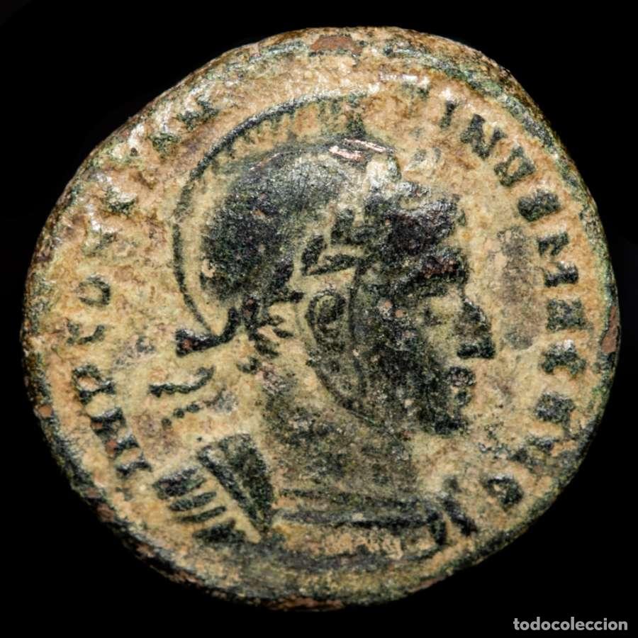 Monedas Imperio romano: Constantino I, con casco, follis. Ticinum. ST. Victorias. VOT PR.