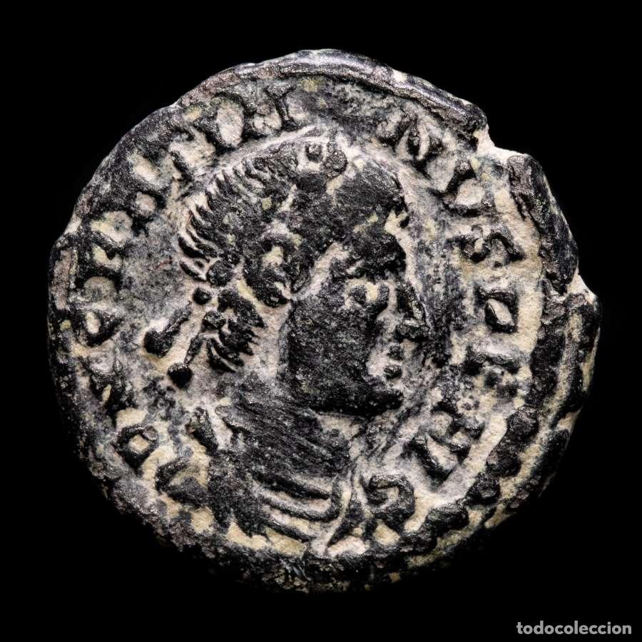 Monedas Imperio romano: Graciano AE14 Nummus. Arles SCON. VOT XV MVLT X en corona.