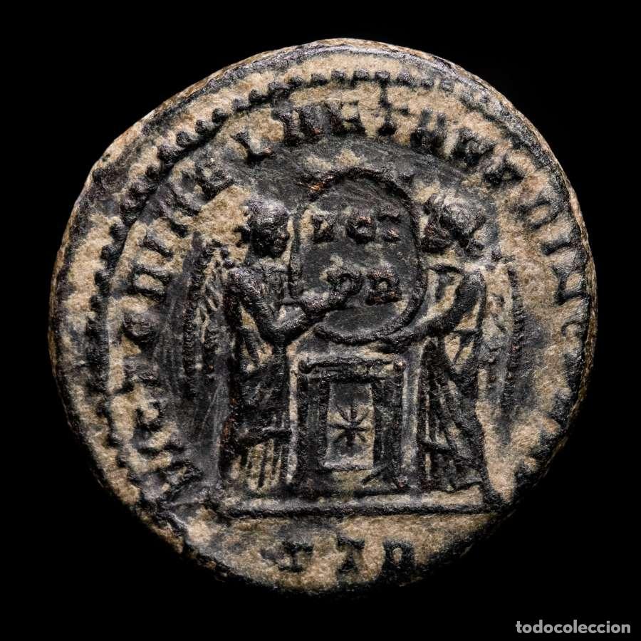 Monedas Imperio romano: Constantino I Follis tipo VICTORIAE LAETAE PRINC Estrella en altar