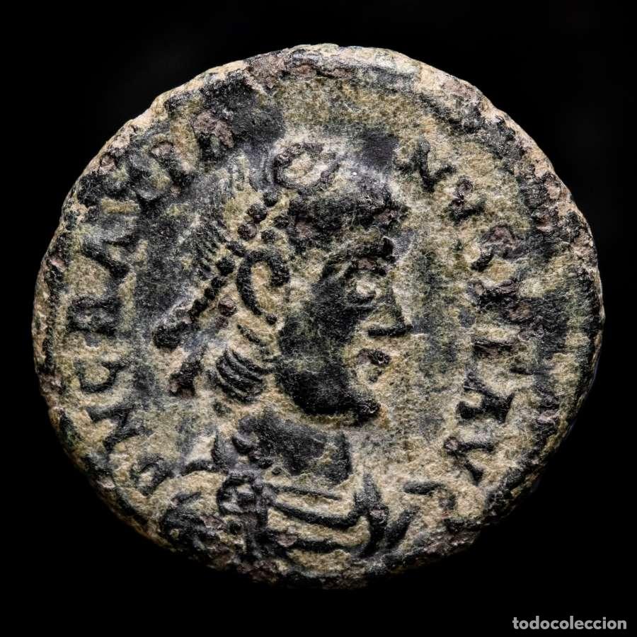 Monedas Imperio romano: Graciano AE Nummus. Arles SCON. VOT XV MVLT XX dentro de corona.