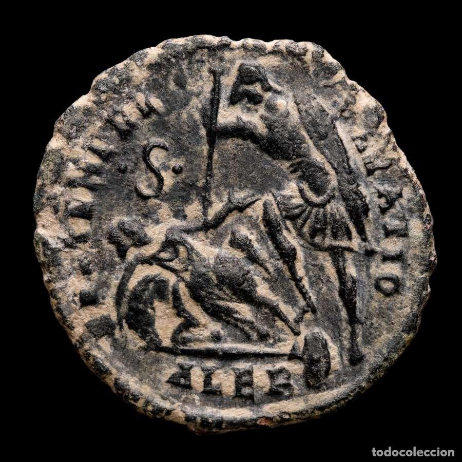 Monedas Imperio romano: Constancio II - Maiorina Alexandria - &bull;S&bull; / ALEA. Jinete caido.