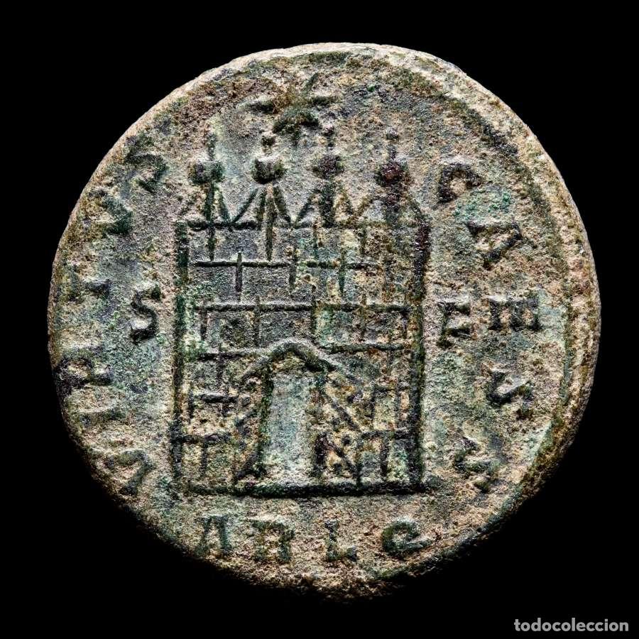 Monedas Imperio romano: Constancio II - Follis Arles - VIRTVS CAESS / ARLQ Puertas abiertas