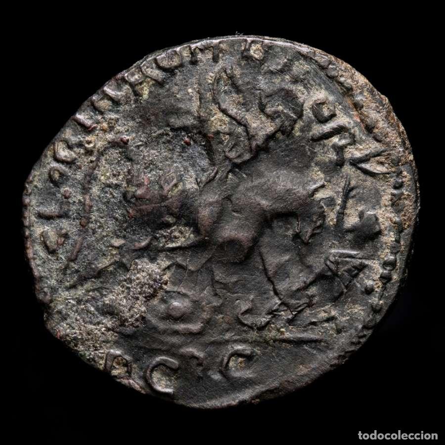Monedas Imperio romano: Magnencio AE21. GLORIA ROMANORVM. B&aacute;rbaro. Reacu&ntilde;ada sobre otra