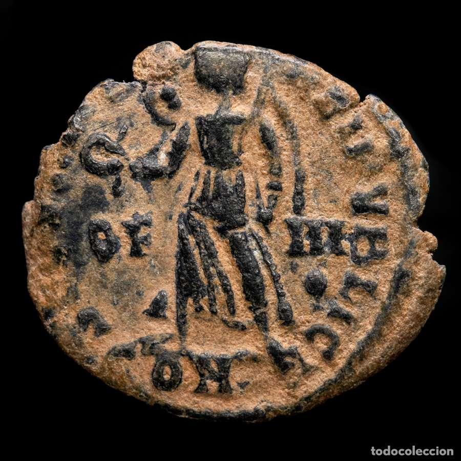 Monedas Imperio romano: Valente 364-378 dC. AE19. Arles. OF-III en campo. Victoria.