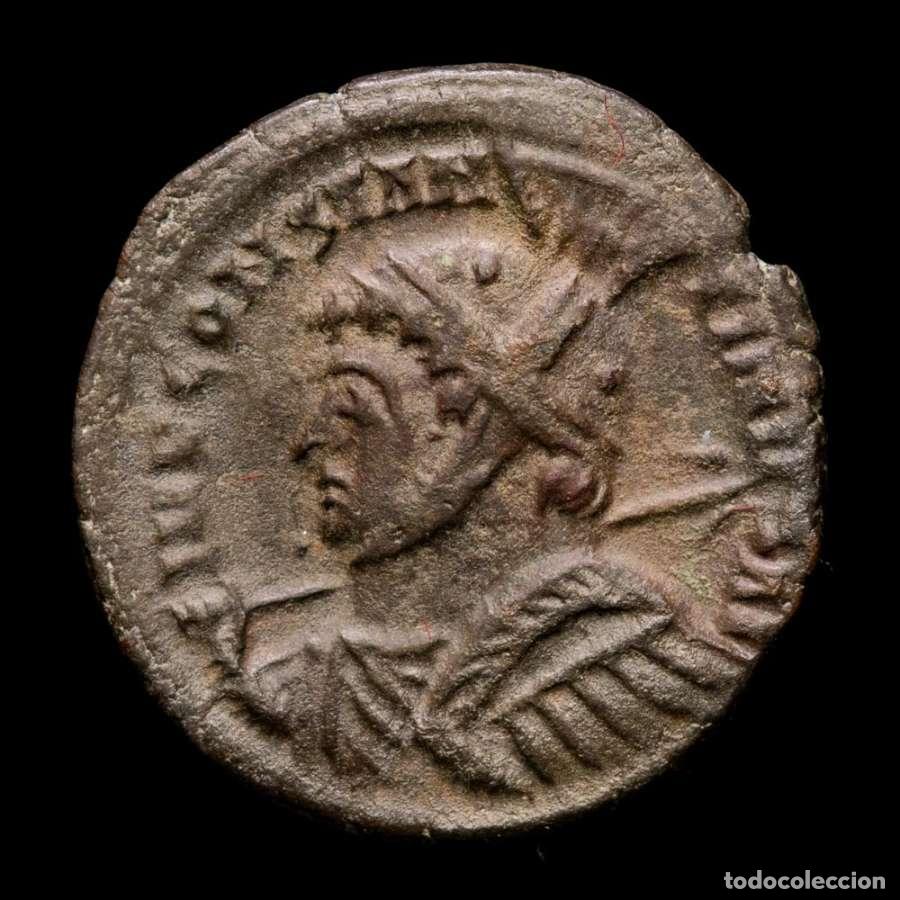 Monedas Imperio romano: Constantino I, follis estilo barbaro. VICTORIAE LAETAE PRINC PERP.