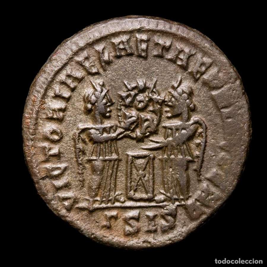 Monedas Imperio romano: Constantino I, follis. Siscia. VICT LAETAE PRINC PERP / &Gamma;SIS (485)