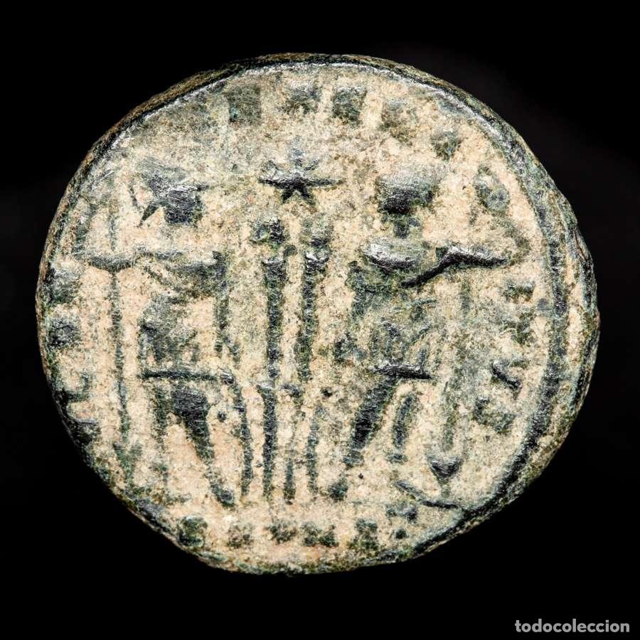 Monedas Imperio romano: Constancio II, follis. Arles. GLORIA EXERCITVS Estrella / SCONST
