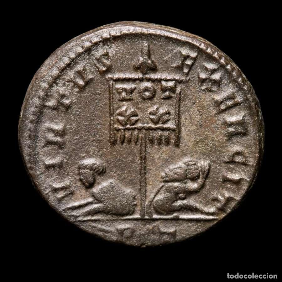 Monedas Imperio romano: Licinio &AElig; Follis VIRTVS EXERCIT Cautivos entre estandarte, Ticinum