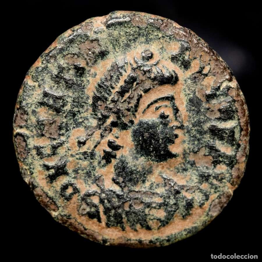 Monedas Imperio romano: Graciano 367-383 dC AE14. Arles. Corona VOT XV MVLT XX //PCON.