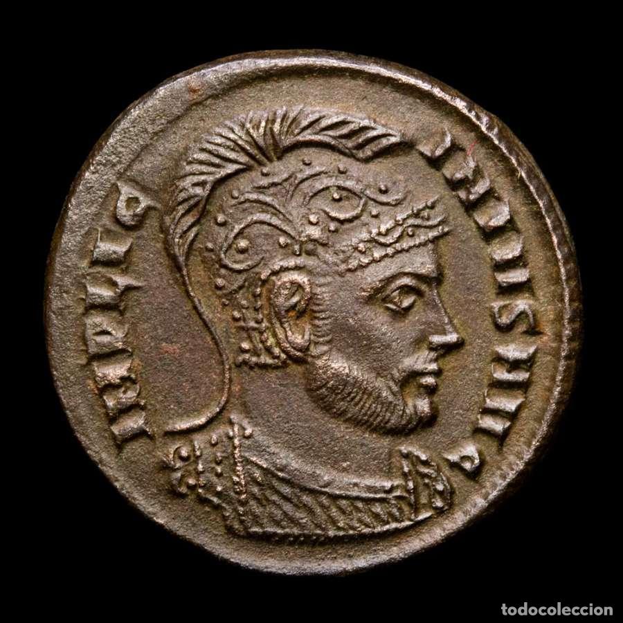 Monedas Imperio romano: Licinio I con casco follis. Aquilea. S-F AQS. VIRTVS EXERCIT (539)
