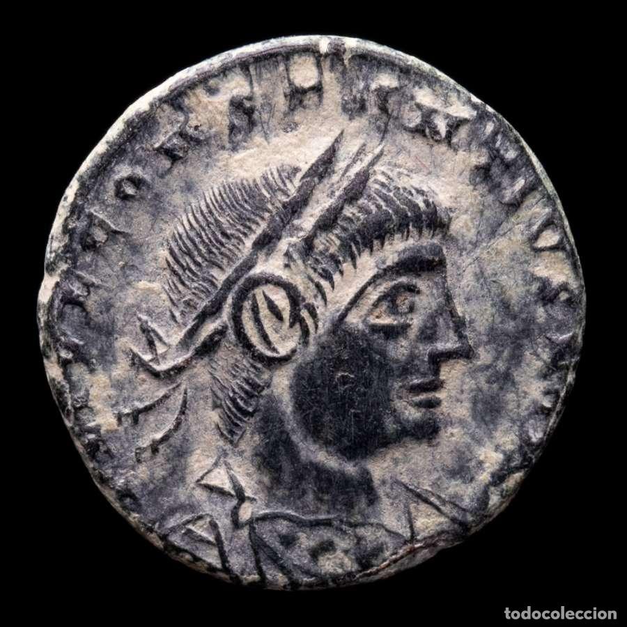 Monedas Imperio romano: Constancio II Cesar, 1/2 Follis, Arles GLORIA EXERCITVS ☧ (Chi Ro)