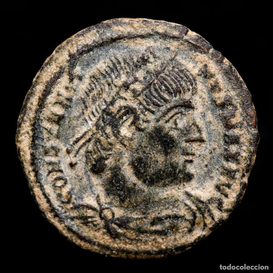 Monedas Imperio romano: Constantino I, follis Arles GLORIA EXERCITVS guirnalda / PCONS.