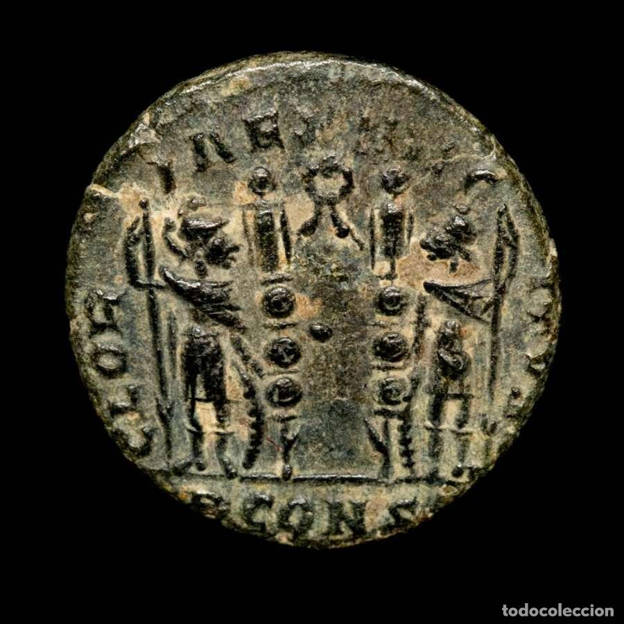Monedas Imperio romano: Constantino II. Arles. GLORIA EXERCITVS Guirnalda PCONST.