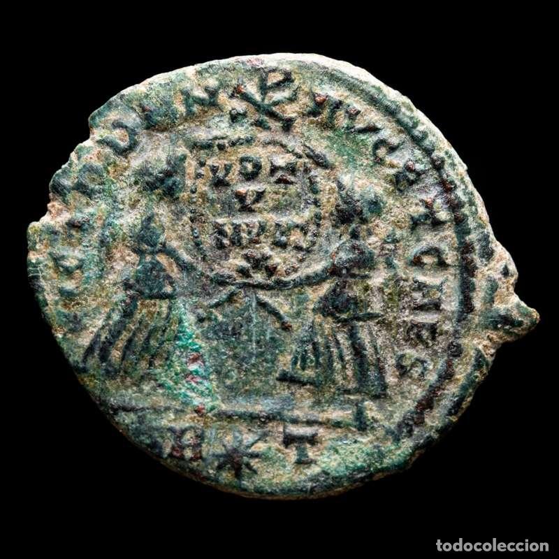 Monedas Imperio romano: Magnencio &AElig; Maiorina VICT DD NN AVG ET CAES - ☧ / R☆T Roma (4409)