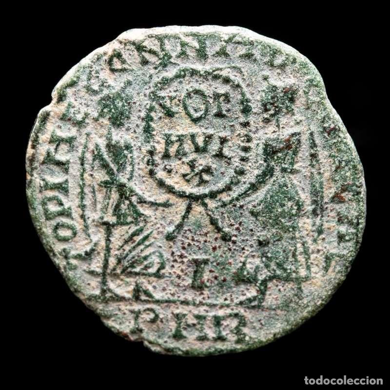 Monedas Imperio romano: Magnencio (350-353) Maiorina Arles VICTORIAE DD NN AVG I PAR (4408)