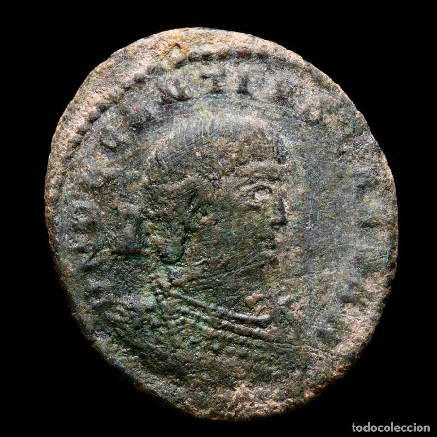 Monedas Imperio romano: Maiorina de Decencio. Arles Є-IS / SAR Dos Victorias. VOT V MVLT X