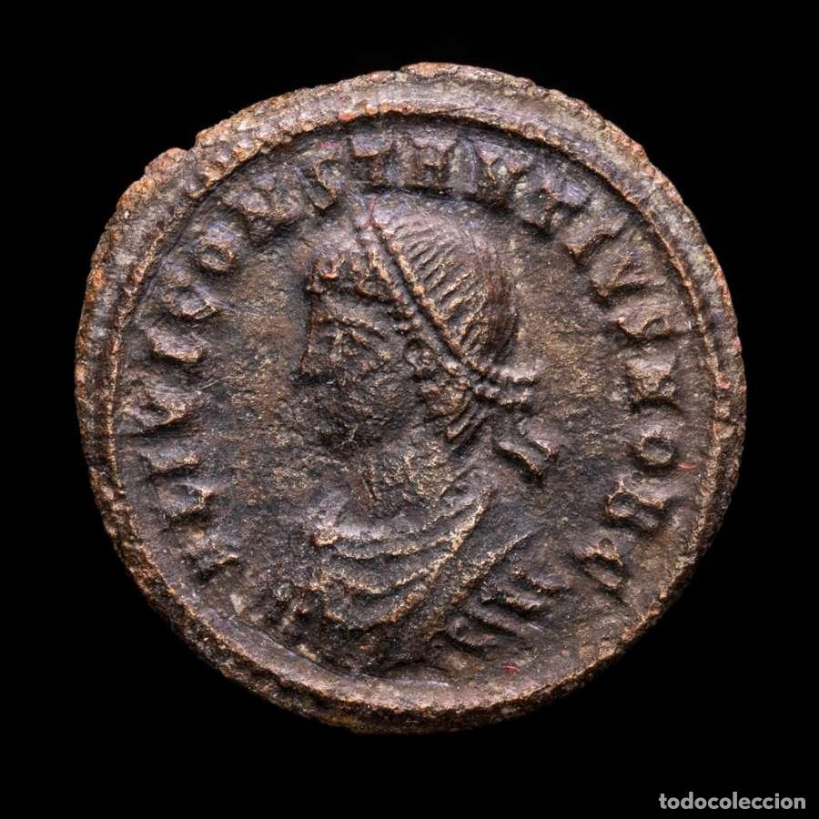 Monedas Imperio romano: Constancio II &AElig; Follis PROVIDENTIAE CAESS / SMKB&bull; Puerta campamento