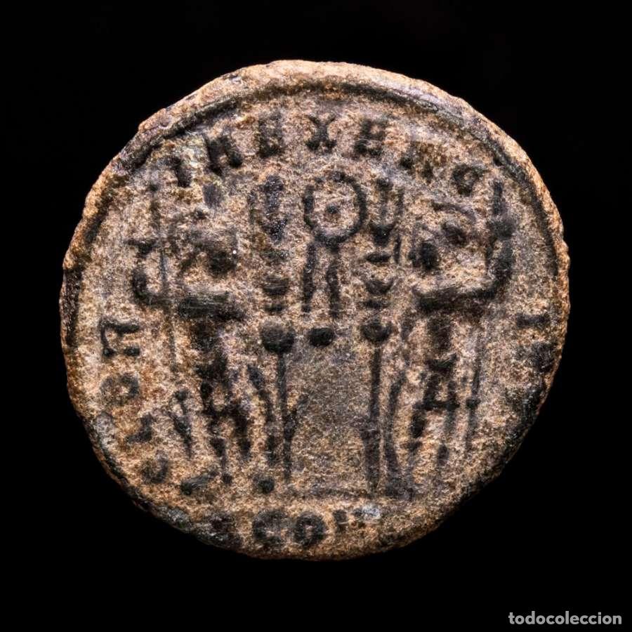M&uuml;nzen R&ouml;misches Reich: Constante, c&eacute;sar. Follis, Arles SCONST, corona entre estandartes.