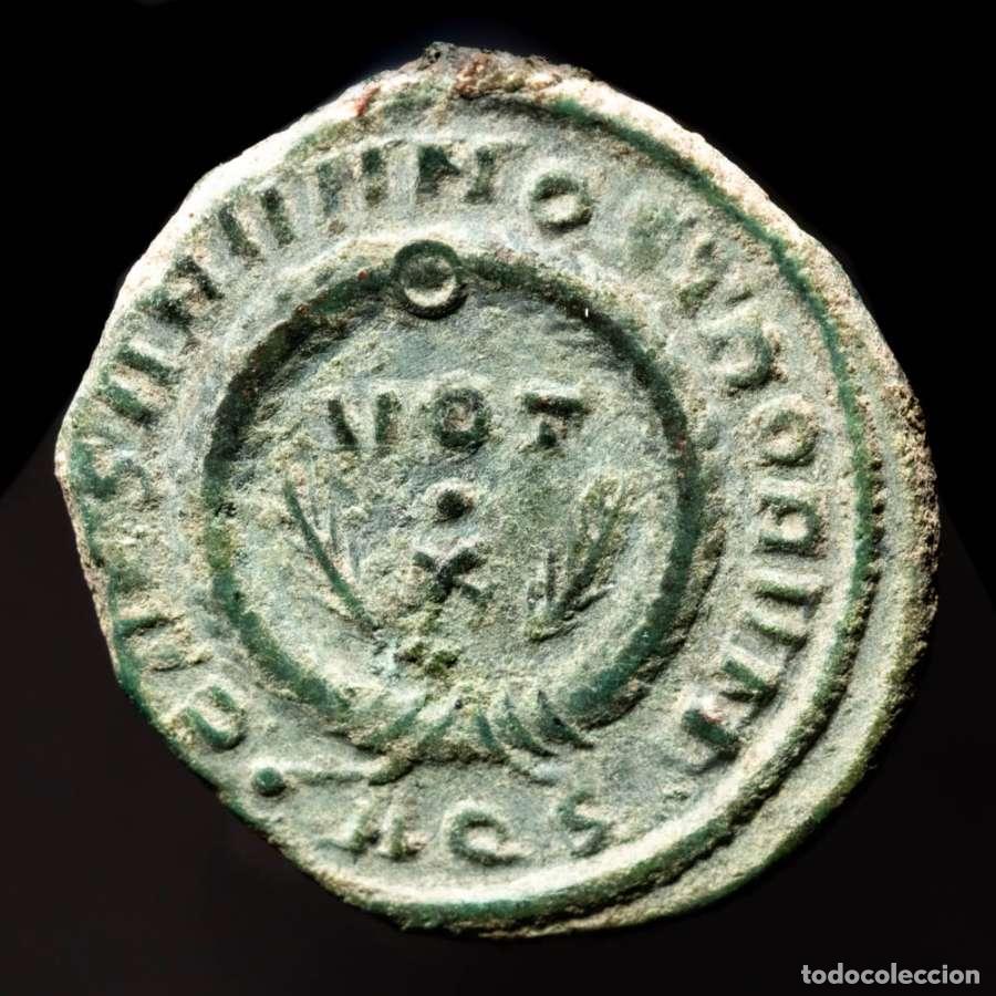 Monedas Imperio romano: Crispo 316-326 dC. Follis CAESARVM NOSTRORVM VOT X Aquileia Palmas