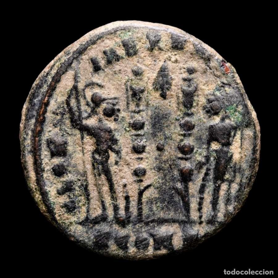 Monedas Imperio romano: Constantino II, follis. Arles 335. GLORIA EXERCITVS. PCONST. Pino.