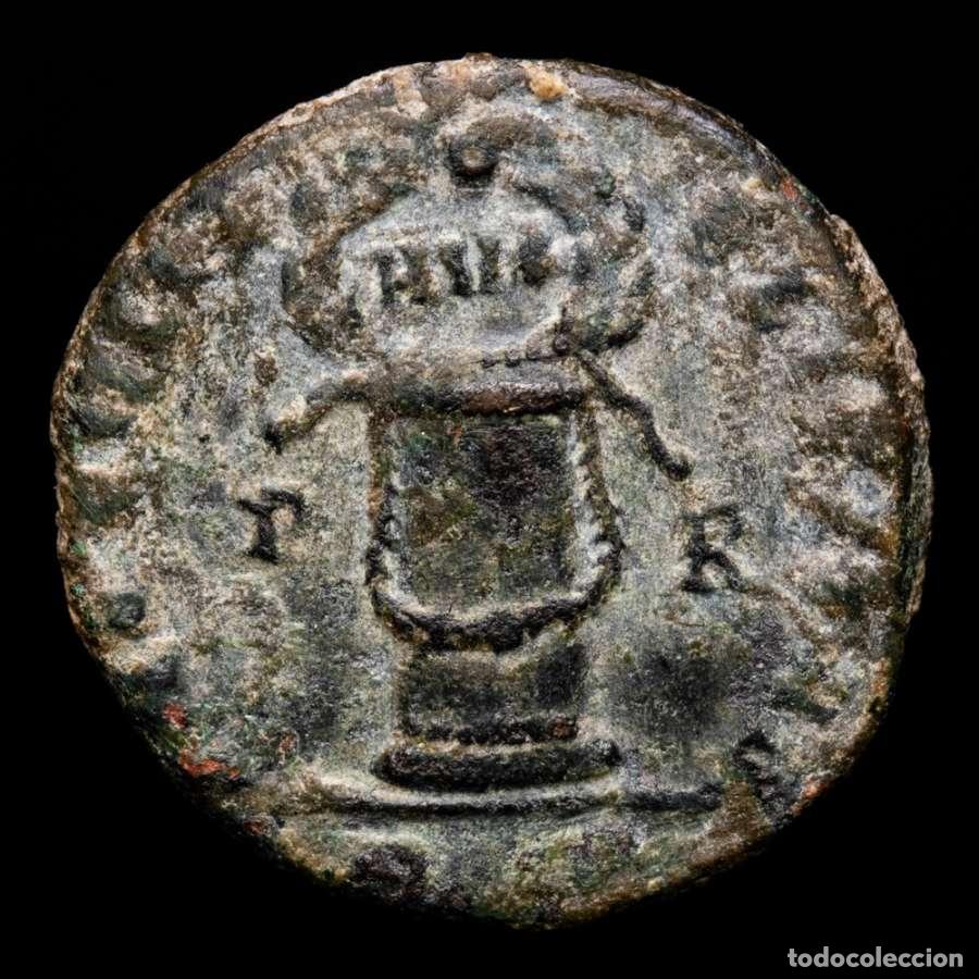 Monedas Imperio romano: Constantino II, C&eacute;sar, Follis. Roma. SAECVLI FELICITAS P - R / R Q