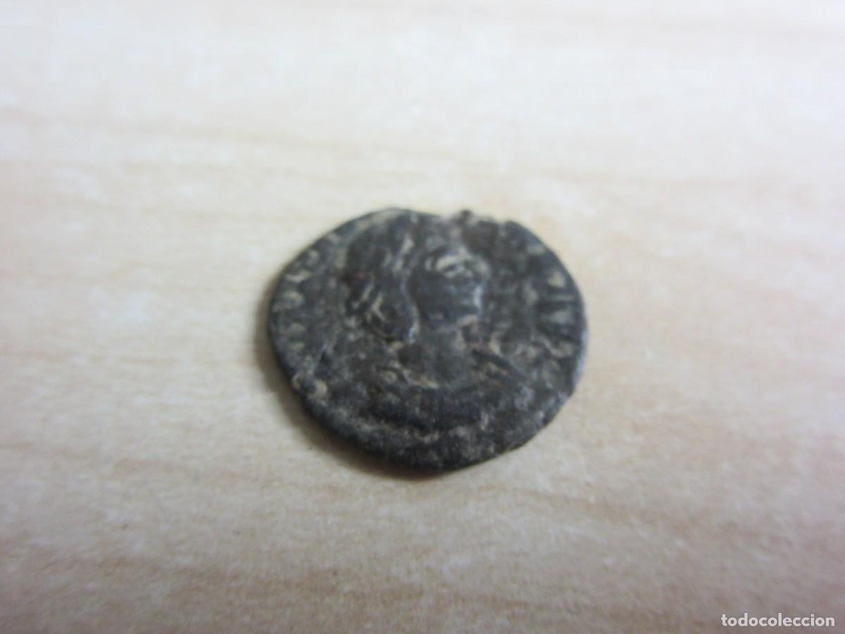 Monedas Imperio romano: Fracci&oacute;n de Follis de Teodora Segunda mujer de Constancio Cloro Aprox 328 DC ReversoPietas con ni&ntilde;o